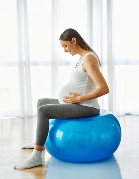 Photographie source : femme enceinte sur un ballon